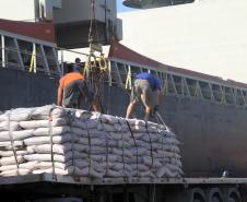 O volume de açúcar exportado, no primeiro trimestre deste ano, também é maior em comparação com o período de 2012. Até o último mês de março, foram mais de 846 mil toneladas embarcadas, 88% a mais que o registro do ano passado, quando foram exportadas quase 451 mil toneladas.