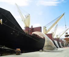 De janeiro a agosto, foram exportadas pelo porto paranaense 10 milhões de toneladas de  soja, farelo de soja e óleo de soja. O volume já superou o registrado no mesmo período do ano passado.