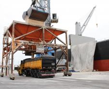 Todos os navios de fertilizantes que chegam ao porto têm suas cargas loteadas para diferentes destinos