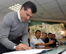O governador Beto Richa assinou nesta segunda-feira (30) os contratos para o início de três importantes obras no Porto de Paranaguá. 