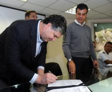 O governador Beto Richa assinou nesta segunda-feira (30) os contratos para o início de três importantes obras no Porto de Paranaguá. 