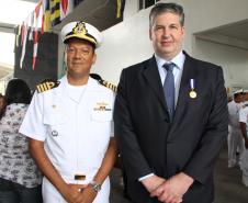 A condecoração foi entregue pelo Capitão-de-Mar-e-Guerra, Francisco Dantas de Almeida Filho, na foto com o superintendente Luiz Henrique Dividino