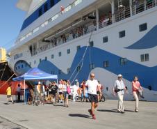 Nesta sexta-feira (17), o navio de cruzeiros alemão Aida Cara voltou a atracar no Porto de Paranaguá. Em terceira passagem, nesta temporada, a embarcação trouxe ao Litoral do Estado 1.511 pessoas, entre tripulantes e passageiros. Esta é a primeira parada turística de 2014. 