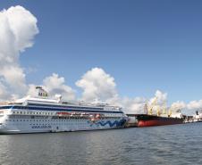 Nesta sexta-feira (17), o navio de cruzeiros alemão Aida Cara voltou a atracar no Porto de Paranaguá. Em terceira passagem, nesta temporada, a embarcação trouxe ao Litoral do Estado 1.511 pessoas, entre tripulantes e passageiros. Esta é a primeira parada turística de 2014. 
