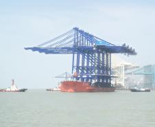 Navio com os portêineres saindo da China