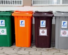 A Administração dos Portos de Paranaguá e Antonina (Appa) está instalando, em toda a região portuária, 108 caçambas e 120 kits de lixeiras para separação do lixo. A ação integra o Programa de Gestão de Resíduos Sólidos (PGRS) e tem por objetivo dar destinação correta ao lixo produzido na região do Porto. 