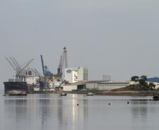 A dragagem também já surte efeitos no porto de Antonina. Os ganhos obtidos com a limpeza do canal de acesso já devolveram ao porto a possibilidade de embarcar mais cargas