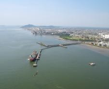A realização da dragagem de manutenção contínua dos portos paranaenses permitiu a mudança de um cenário que se repetia ao longo dos anos.