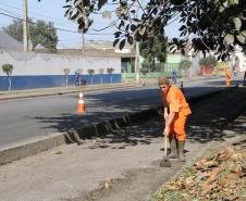 Hoje (7) e amanhã (8), a avenida Bento Rocha, em Paranaguá, passa por mais uma limpeza e remoção de resíduos, do trecho que vai da ponte do rio Emboguaçu até a Avenida Portuária. A ação, inserida no cronograma da Patrulha da Limpeza, é realizada em parceria pela Administração dos Portos de Paranaguá e Antonina (Appa), Prefeitura de Paranaguá e Departamento de Estradas de Rodagem (DER). 