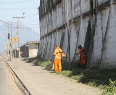 Hoje (7) e amanhã (8), a avenida Bento Rocha, em Paranaguá, passa por mais uma limpeza e remoção de resíduos, do trecho que vai da ponte do rio Emboguaçu até a Avenida Portuária. A ação, inserida no cronograma da Patrulha da Limpeza, é realizada em parceria pela Administração dos Portos de Paranaguá e Antonina (Appa), Prefeitura de Paranaguá e Departamento de Estradas de Rodagem (DER). 