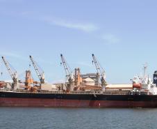 Os portos de Paranaguá e Antonina movimentaram, até setembro, 35,4 milhões de toneladas de produtos. O volume é pouco maior do que o registrado no mesmo período de 2013 – alta de 1%.

