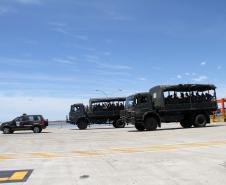 Oficiais e alunos do 5º Batalhão Logístico (5º Blog) do Exército Brasileiro estiveram, nesta terça-feira (11), no Porto de Paranaguá. O grupo de 61 militares fez um reconhecimento da área onde, quando graduados, os 40 aspirantes a oficiais farão a vistoria em caso de operações de segurança ou que envolvam a logística de material bélico ou de natureza explosiva.