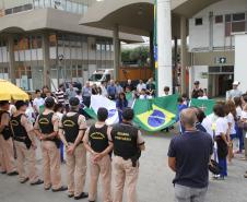 Nesta quarta-feira (19), os alunos do sexto ano da Escola Estadual Faria Sobrinho, de Paranaguá, e os trabalhadores da Administração dos Portos de Paranaguá e Antonina (Appa) fizeram, juntos, a cerimônia da troca da flâmula do portão principal do Porto de Paranaguá. O ato cívico, com participação da Polícia Militar do Paraná, marcou o Dia da Bandeira.