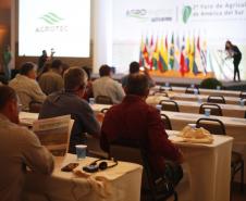 Especialistas de diferentes partes do mundo participam, em Foz do Iguaçu, do 2º Fórum de Agricultura da América do Sul. Com o tema “Inovação e Sustentabilidade no Campo”, o evento discute o agronegócio mundial a partir da realidade sul-americana. Os portos do Paraná estão presentes no evento. 