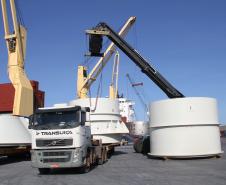 Primeiras peças da nova fábrica da Klabin são descarregadas no Porto de Paranaguá 