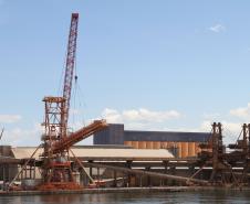 Um dos quatro novos shiploaders do Corredor de Exportação do Porto de Paranaguá fica pronto no final deste mês. O equipamento está com a parte elétrica bastante adiantada e acaba de receber a lança, parte que avança sobre o porão do navio para o carregamento dos grãos. Os próximos passos serão a conexão na estrutura já existente no cais, correias transportadoras e ligações elétricas.

