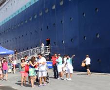 Com mais de três mil pessoas a bordo, Sovereign traz o maior número de passageiros e tripulantes já recebido em um único navio pelo Porto de Paranaguá.