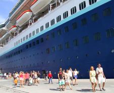 Com mais de três mil pessoas a bordo, Sovereign traz o maior número de passageiros e tripulantes já recebido em um único navio pelo Porto de Paranaguá.