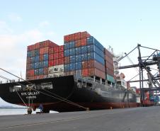 Ao longo do ano, foram exportadas 27,9 milhões de toneladas em cargas e importadas 17,1 milhões de toneladas pelos Portos de Paranaguá e Antonina