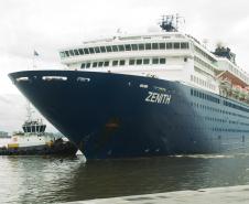 O navio de passageiros Zenith atracou na manhã desta quinta-feira (5) no Porto de Paranaguá. Com mais de 1,5 mil passageiros e 600 tripulantes a bordo, a embarcação chegou por volta das 9 horas e permanece atracado até o final da tarde, quando zarpa para Porto Belo (SC). 