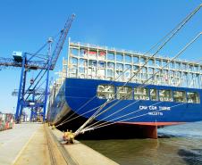 Navio com maior capacidade de transporte de contêineres atraca em Paranaguá
