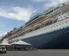 Porto de Paranaguá recebe navio com 2,6 mil turistas