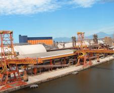 A produtividade no embarque de grãos pelo Porto de Paranaguá aumentou 33% neste ano, passando de 1,5 mil para 2,5 mil toneladas por hora. O aumento foi possível com os dois novos shiploaders adquiridos pelo Governo do Estado, um investimentos de R$ 59 milhões. 