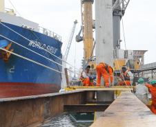 Porto de Paranaguá inicia obra de reforço do cais