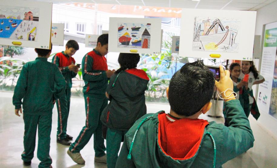 Exposição de desenhos do Projeto Porto Escola