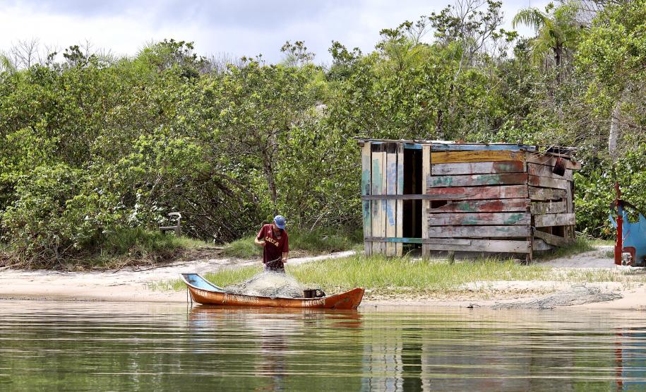 Empresa Portos do Paraná promove ações de comunicação e valorização da atividade, aproveitando o aumento no número de veranistas nas praias. A atividade garante renda a cerca de 6 mil famílias no litoral paranaense.