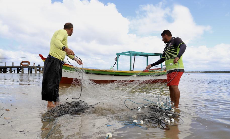 Empresa Portos do Paraná promove ações de comunicação e valorização da atividade, aproveitando o aumento no número de veranistas nas praias. A atividade garante renda a cerca de 6 mil famílias no litoral paranaense.