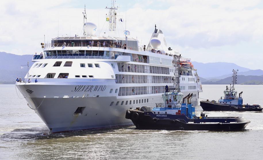 Apesar da curta parada, os 224 passageiros do luxuoso navio Silver Wind desembarcaram para conhecer os atrativos turísticos de Morretes e Paranaguá. Previsão é que chegada de grandes navios envolva até 50.000 pessoas, a partir de novembro.