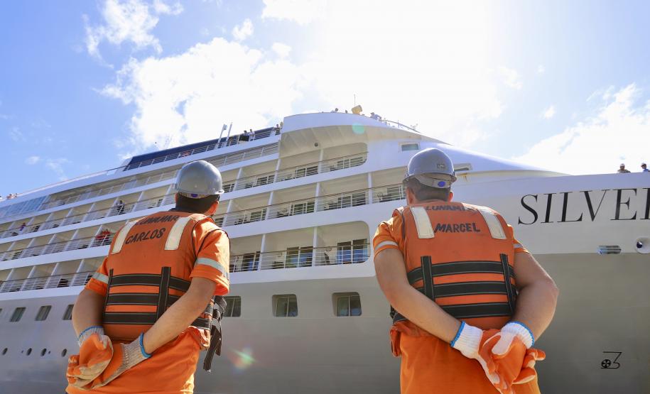 Apesar da curta parada, os 224 passageiros do luxuoso navio Silver Wind desembarcaram para conhecer os atrativos turísticos de Morretes e Paranaguá. Previsão é que chegada de grandes navios envolva até 50.000 pessoas, a partir de novembro.