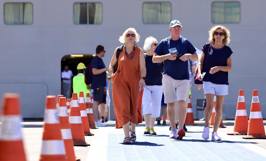 Apesar da curta parada, os 224 passageiros do luxuoso navio Silver Wind desembarcaram para conhecer os atrativos turísticos de Morretes e Paranaguá. Previsão é que chegada de grandes navios envolva até 50.000 pessoas, a partir de novembro.