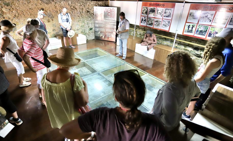 Apesar da curta parada, os 224 passageiros do luxuoso navio Silver Wind desembarcaram para conhecer os atrativos turísticos de Morretes e Paranaguá. Previsão é que chegada de grandes navios envolva até 50.000 pessoas, a partir de novembro.