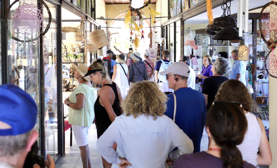 Apesar da curta parada, os 224 passageiros do luxuoso navio Silver Wind desembarcaram para conhecer os atrativos turísticos de Morretes e Paranaguá. Previsão é que chegada de grandes navios envolva até 50.000 pessoas, a partir de novembro.