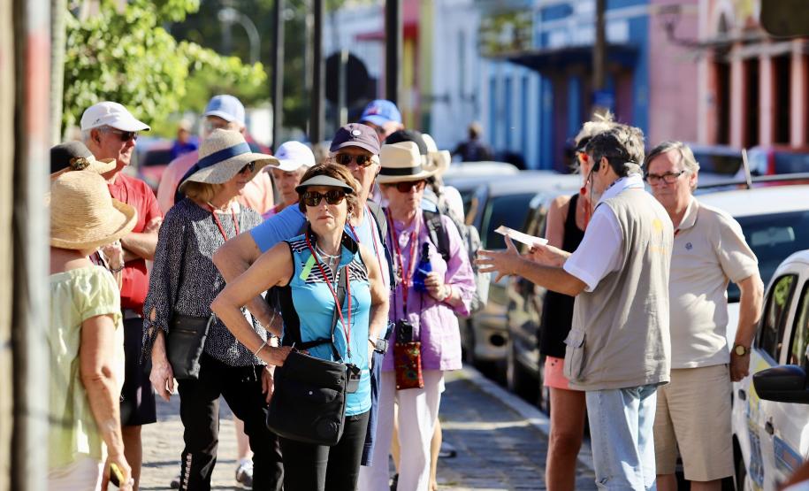 Apesar da curta parada, os 224 passageiros do luxuoso navio Silver Wind desembarcaram para conhecer os atrativos turísticos de Morretes e Paranaguá. Previsão é que chegada de grandes navios envolva até 50.000 pessoas, a partir de novembro.