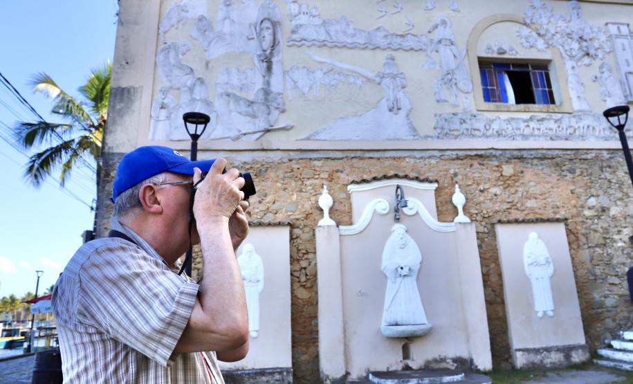 Apesar da curta parada, os 224 passageiros do luxuoso navio Silver Wind desembarcaram para conhecer os atrativos turísticos de Morretes e Paranaguá. Previsão é que chegada de grandes navios envolva até 50.000 pessoas, a partir de novembro.