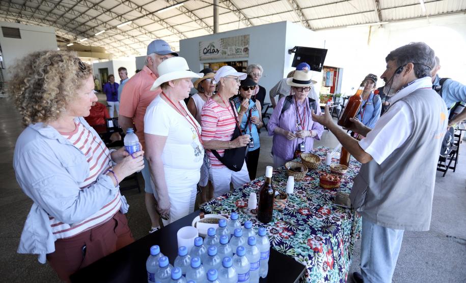 Apesar da curta parada, os 224 passageiros do luxuoso navio Silver Wind desembarcaram para conhecer os atrativos turísticos de Morretes e Paranaguá. Previsão é que chegada de grandes navios envolva até 50.000 pessoas, a partir de novembro.