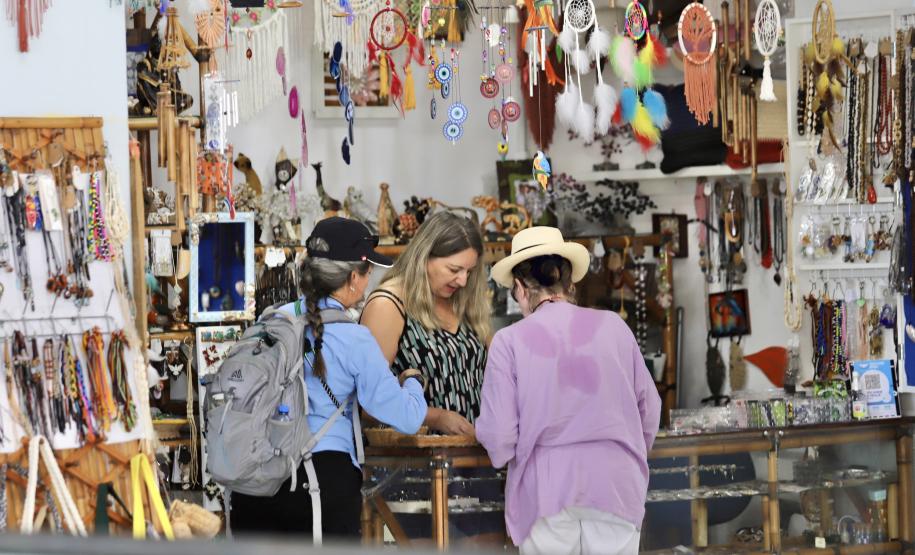 Apesar da curta parada, os 224 passageiros do luxuoso navio Silver Wind desembarcaram para conhecer os atrativos turísticos de Morretes e Paranaguá. Previsão é que chegada de grandes navios envolva até 50.000 pessoas, a partir de novembro.